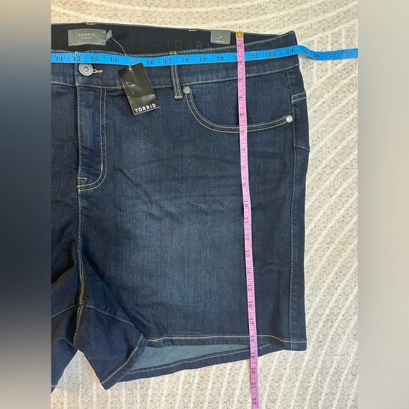 Torrid Womens 5 Inch Bombshell Premium Stretch High Rise Short 28 Canary Wharf - Picture 4 of 7